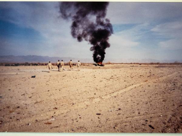 Navy SEALs como David Metcalf (visto con sus compañeros) son expuestos a explosiones durante el entrenamiento. (fotografías de la familia METCALF)