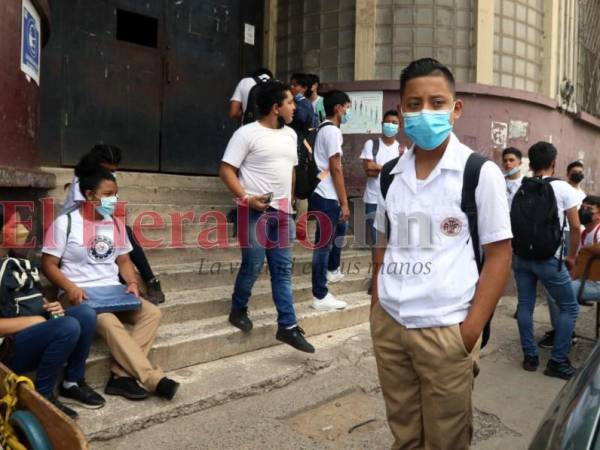 Estudiantes del Abelardo Rafael Fortín de Comayagüela espera afuera del edificio para ingresar a clases.