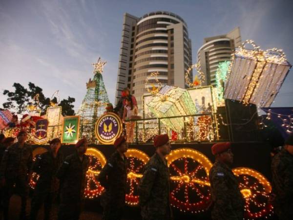 Colorido desfile de Carrozas en la capital de Honduras.