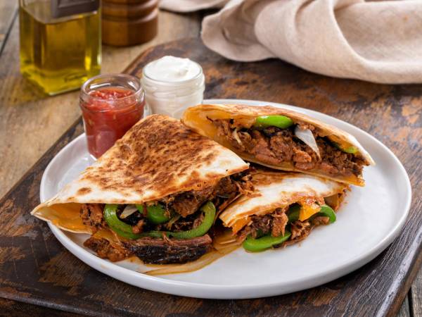 Casi cualquier alimento encaja perfectamente entre dos tortillas de harina para lograr resultados fabulosos. Prueba con esta quesadilla con carne de res y chile dulce.