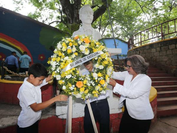 Un lindo arreglo floral fue colocado por la directora y estudiantes de excelencia en el busto de Ramón Rosa, en cuyo honor el centro educativo lleva su nombre.