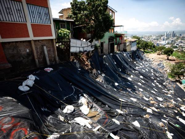 Las primeras lluvias de junio mantienen en vilo a los que aún habitan la colonia Guillén, en específico junto a la zona cero del desastre.