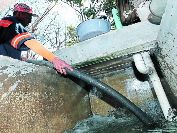 La UMAPS vende el metro cúbico de agua (6.2 barriles) a 3.28 lempiras, las juntas en algunas zonas cobran por consumo y distribuyen dos veces por semana a un costo entre 100 a 140 lempiras mensuales