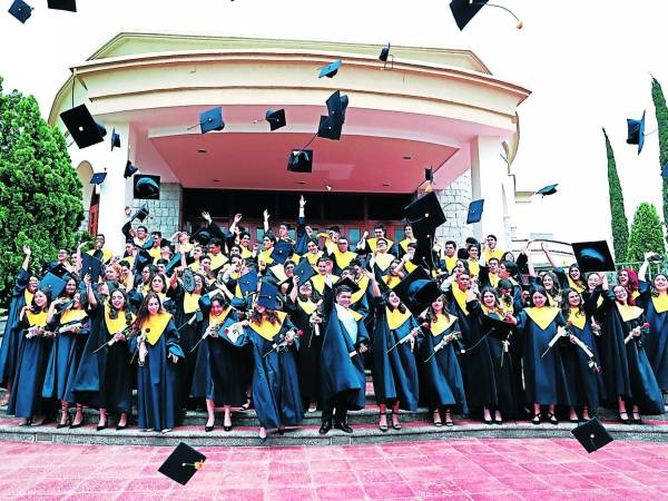 81 estudiantes celebraron por todo lo alto la culminación de estudios de secundaria.