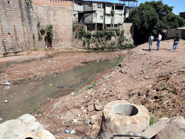 Las obras que se construyeron hace muchos años en la zona ya no soportan la cantidad de agua por lo que se inunda con cada tormenta.