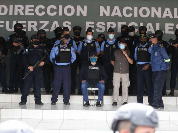 Un día como hoy -15 de febrero- inició el proceso legal contra el expresidente Juan Orlando Hernández. Primero fue girada la orden de captura en su contra y se hizo efectiva el 15 de febrero de 2022, un mes después se aprobó su extradición a los Estados Unidos. Hoy, a un año de su detención, el exgobernante sigue esperando que inicie su juicio el próximo 18 de septiembre. Repasamos a continuación los 12 hechos que han pasado desde el día de su captura a la fecha.