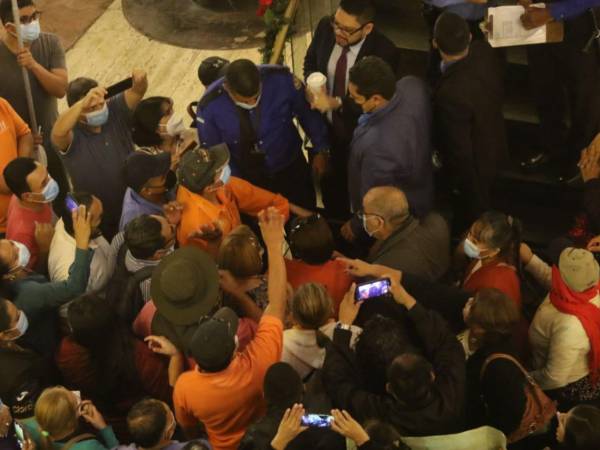 La noche del reciente miércoles los empleados de Hondutel realizaron una protesta en los bajos del Congreso Nacional para exigir los cinco meses de salario que se les adeuda y fue cuando dentro del hemiciclo se aprobó millonario presupuesto para saldar esta deuda.