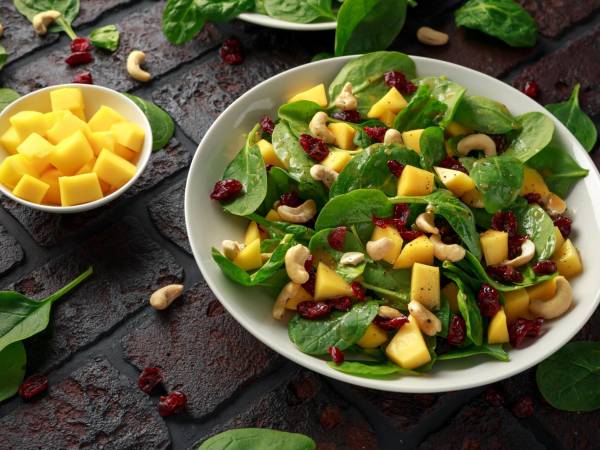 En esta ensalada de mango, nueces y espinacas los sabores dulces y ácidos se amalgaman para crear un banquete saludable y muy exquisito.