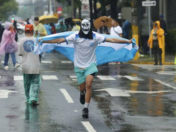 En el ambiente resuena la memoria del último triunfo de Honduras en casa contra México, con la esperanza de repetir la hazaña, los aficionados llevan el Morazán esta noche.