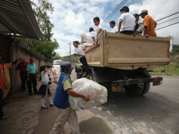 Los alumnos de la Escuela 3 de Octubre vivieron con entusiasmo la jornada de venta del material recolectado.