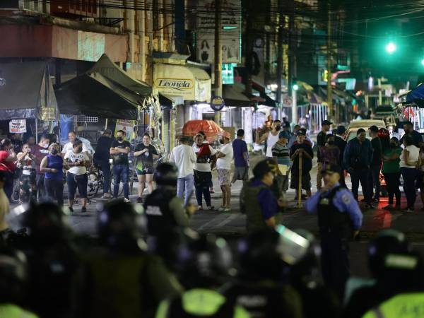 El tráfico vehícular en el centro de San Pedro Sula se interrumíó por varios minutos luego que vendedores del comercio informal salieran a protestar frente a la catedral metropolitana de la ciudad quemando llantas y cerrando la avenida en contra de los desalojos que pretendía realizar la alcaldía municipal.