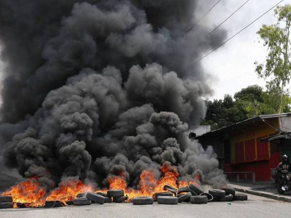 Un grupo de locatarios se tomaron la mañana de este lunes un tramo de la carretera que conduce al departamento de Olancho, en protesta contra las autoridades que buscan desalojarlos del lugar para poder ampliar la vía. A continuación las imágenes que dejó la toma.