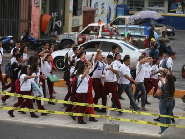 Los estudiantes salieron de la Escuela Normal Mixta Pedro Nufio rumbo al bulevar Centroamérica. (Foto: Efraín Salgado)