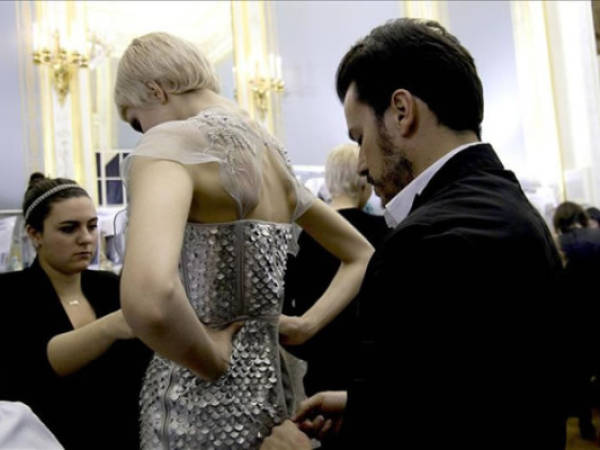 Fotografía facilitada por Oscar Carvallo en la que aparece este modisto venezolano (d). 'Les petites mains', las costureras que confeccionan a mano la exclusiva moda francesa, llevan trabajando desde el siglo XVII entre las bambalinas de las firmas más prestigiosas. EFE