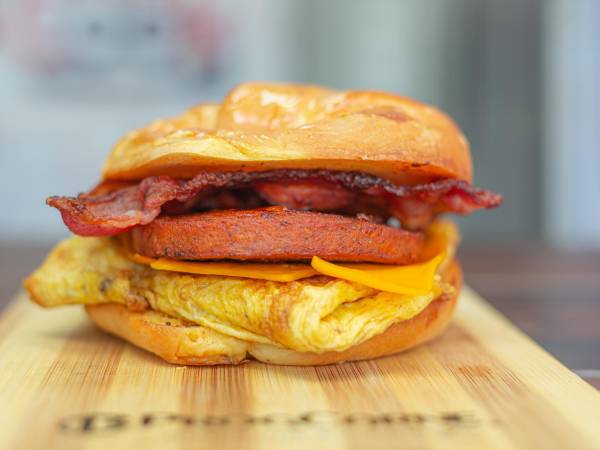 Este croissant es perfecto para satisfacer tu gusto por una comida rápida y fácil de hacer en casa.