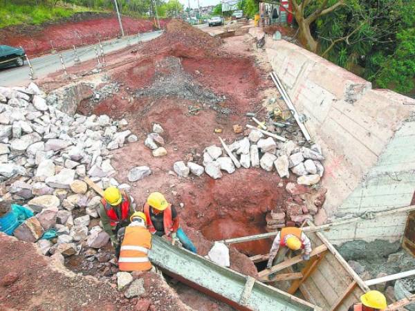 En el sector de El Mirador se construye un imponente muro que ayudará a la ampliación de la vía.