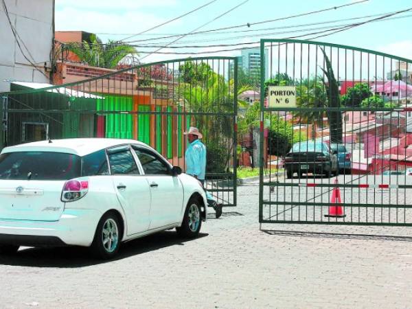 El patronato de la residencial Tres Caminos es uno de los pocos que se ha apersonado a iniciar con el proceso.