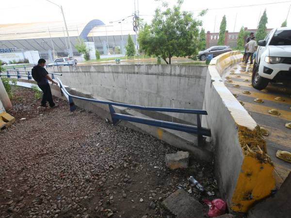 El bus impactó contra el puente y cayó en la parte baja, provocando la muerte de una persona.