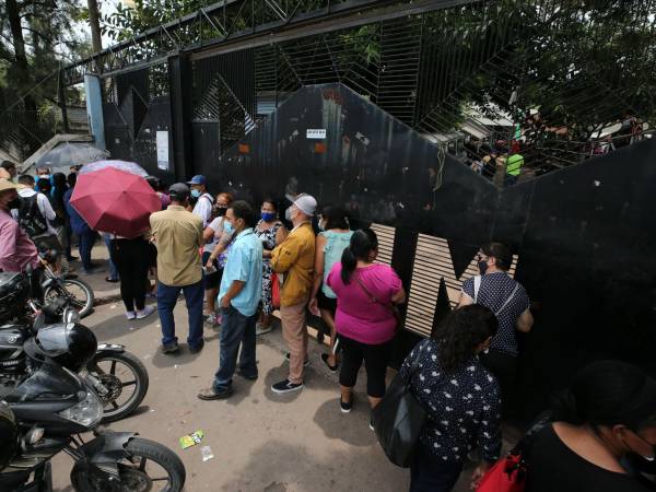 En horas de la mañana, un grupo de ciudadanos se apostaron a las afueras del hospital en exigencia de sus medicamentos.