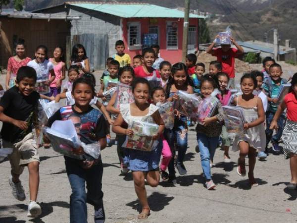 Los alumnos de la Escuela República de Honduras contentos salieron en veloz carrera.