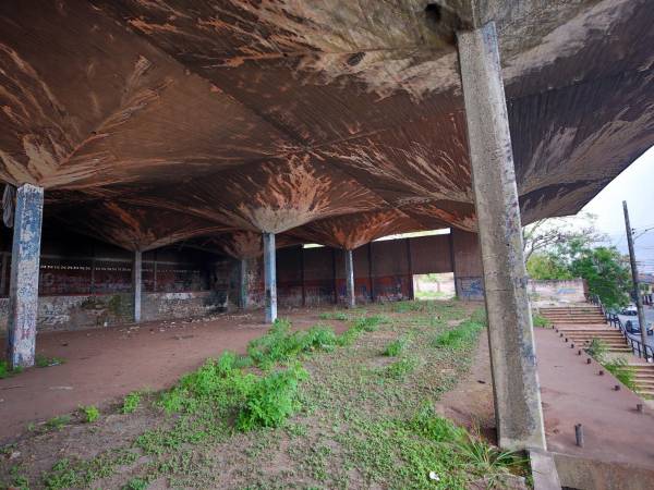 Sus días de gloria se apagaron y entre maleza, basura y la mendicidad agoniza el inmueble que una vez fue el Centro Social Universitario; epicentro de la juventud capitalina que entre conciertos y otras actividades tuvo un espacio de sano esparcimiento en el barrio Morazán.