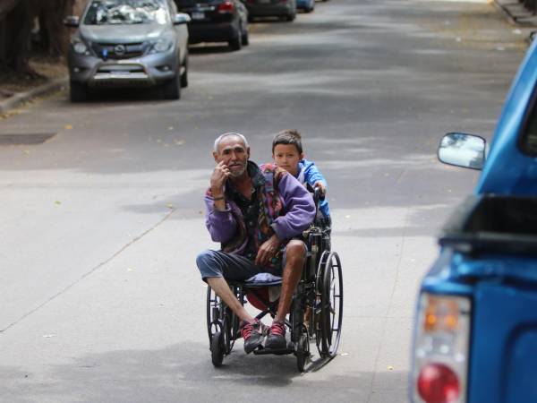 A diario por la capital se observan personas con varias discapacidades, desde no videntes hasta personas en sillas de ruedas movilizadas por familiares o amigos.