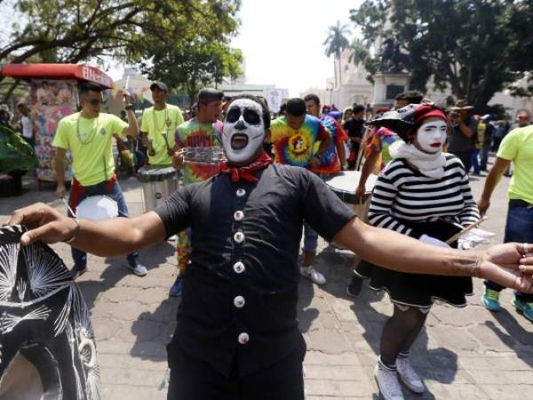 En el paseo Liquidámbar se realizó un desfile con batucadas, mimos y zancos. Foto: Marvín Salgado/EL HERALDO.