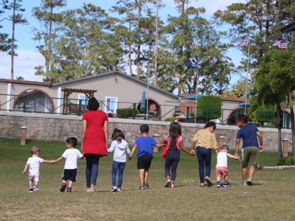 Los ocho hermanitos y el tío de ellos, un menor de un año, fueron unidos por la Dinaf en una casa hogar, ya que su madre no puede ver por ellos, tampoco tienen más familia y es difícil entregarlos a todos en adopción.