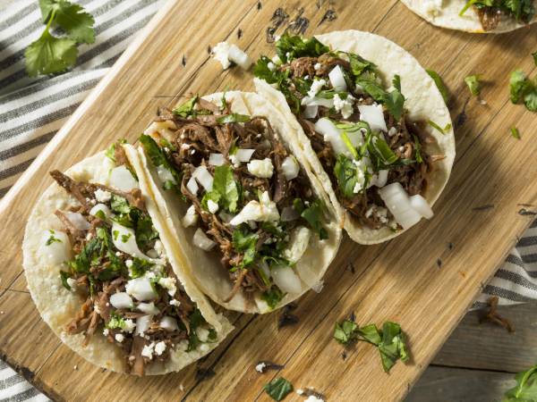 Carne en barbacoa, cilantro, cebolla, piña, guacamole, etc., todo cabe en un taco.