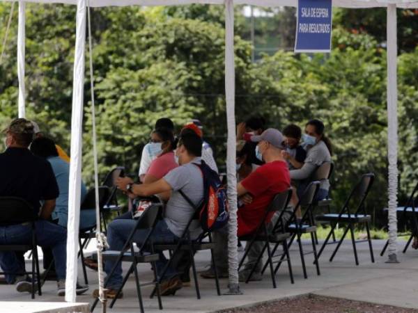 Las salas de espera de cada centro permanecen con mayor afluencia de pacientes y por definición de caso les aplicarán la prueba. Foto: EL HERALDO.