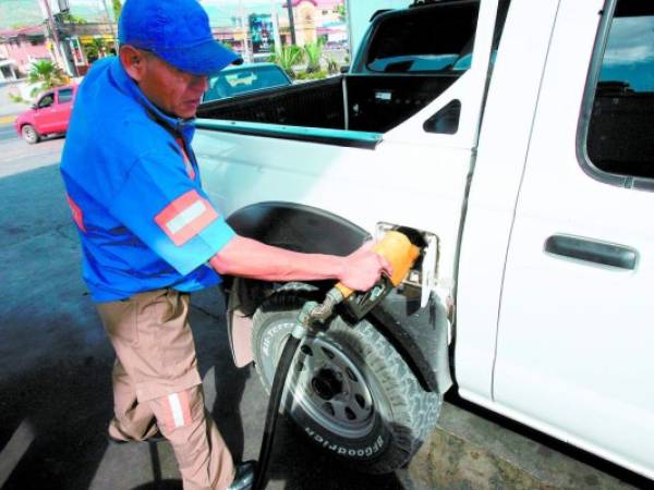 Los hondureños pagan en la actualidad precios récord por combustibles.