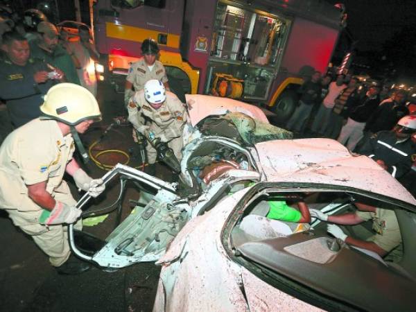 Los bomberos tuvieron que cortar el carro para rescatar al conductor.