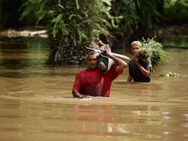 Los bajos de Choloma, en el departamento de Cortés, quedaron cubiertos por el agua debido a las lluvias registradas dos semanas atrás. Las calles parecían ríos, por donde varios pobladores cruzaban.