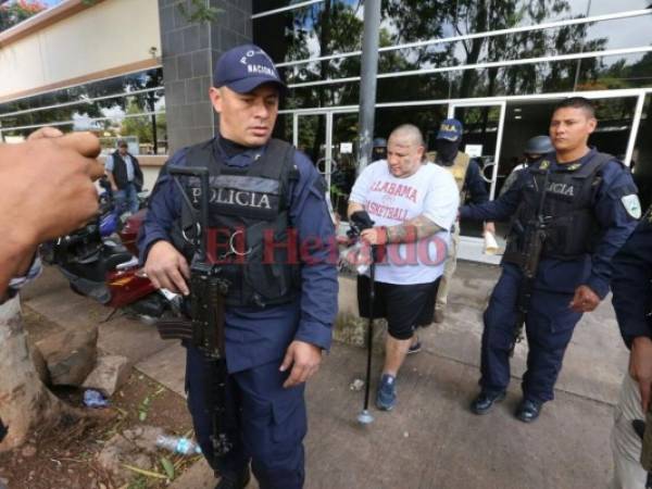 Con bordón en mano -en el que se apoya para caminar ya que tiene problemas en su pierna izquierda- el recluso partió de nuevo para el centro penal. (Foto: Estalin Irías/ El Heraldo Honduras/ Noticias Honduras hoy)