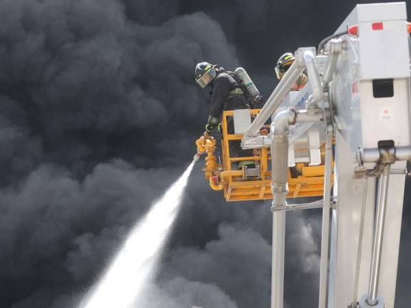 Un pavoroso incendio de gran magnitud en una tienda de repuestos de la colonia El Prado, Tegucigalpa, dejó dos heridos y millonarias pérdidas, dejando además momentos de angustia entre los presentes. La emergencia generó un momento de pánico entre las personas.