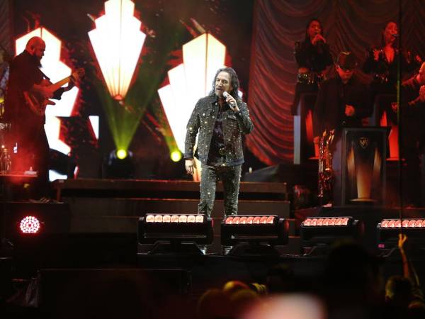 Marco Antonio Solís, “El Buki”, brindó a los hondureños una romántica velada en el Chochi Sosa de la Villa Olímpica, donde interpretó los éxitos más sonados de su carrera.