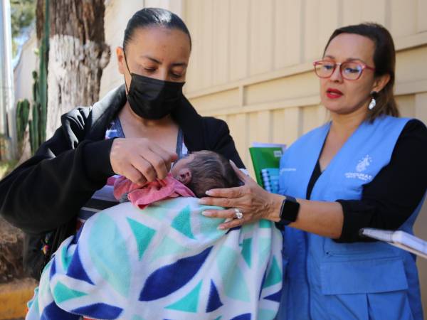 Nilsa Flores, jefa de la Oficina Regional Centro Oriente de la Dinaf, se encarga de que los niños abandonados reciban todo el apoyo para encontrar a sus familias. Si no es posible busca que crezcan bajos el cuidado y garantía de sus derechos.