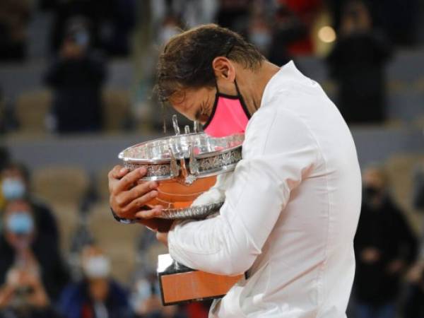 El español Rafael Nadal sostiene el trofeo mientras celebra su victoria en la final del Abierto de Francia contra el serbio Novak Djokovic en París, el domingo 11 de octubre de 2020. Foto: AP