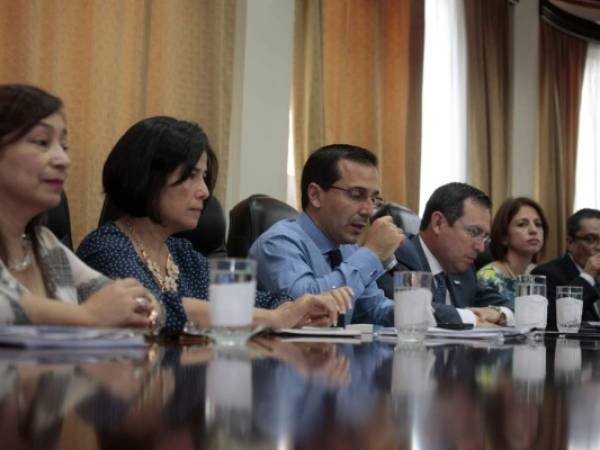 El Gabinete Económico, durante la conferencia de prensa, explicando el resultado de las negociaciones con técnicos del FMI.