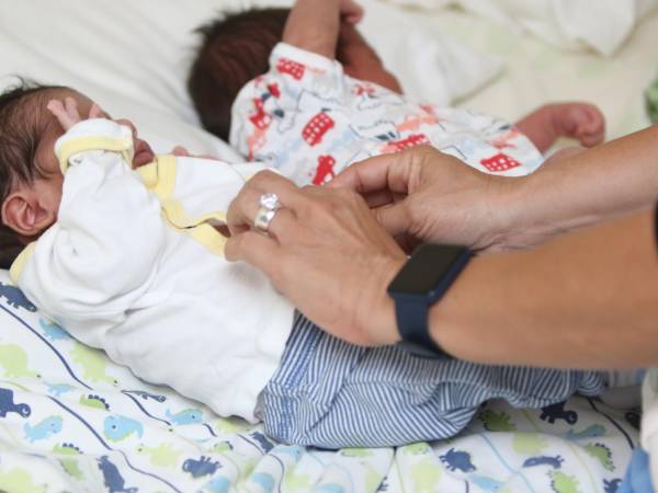 Estos gemelitos fueron abandonados por su madre en un hospital de Honduras, su madre se fue de la sala y no regresó. Hoy están bajo en cuidado del Estado, sin saber si algún día volverán a ver a su madre.