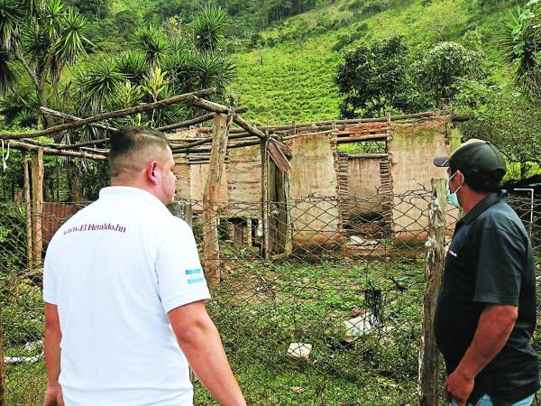 Un año después del derrumbe en La Reina, los pobladores siguen esperando que les construyan las viviendas.