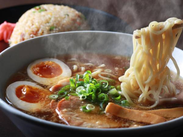 Un tazón de ramen tiene cuatro componentes básicos: el kaeshi o base, el dashi o caldo, los noodles o fideos y los toppings o guarniciones.