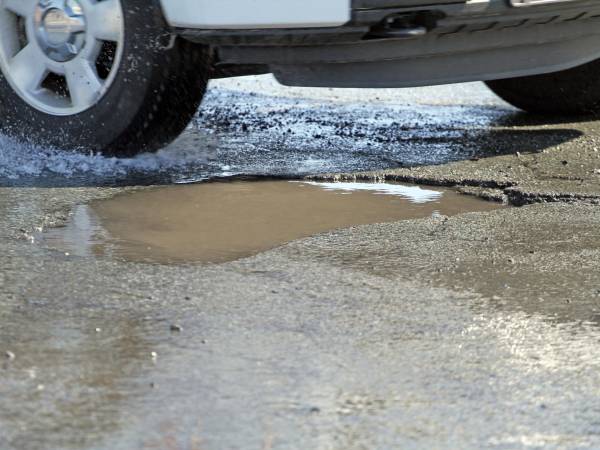 Tomar precauciones mientras conduces por superficies en mal o pésimo estado es un deber. Revisiones periódicas, mantenimiento regular y elección de rutas convenientes son necesarias.