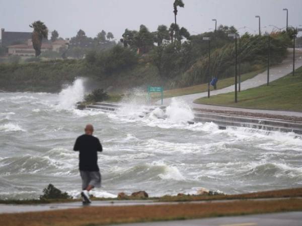 El huracán Harvey se ha intensificado en un huracán y apunta a la costa de Texas con el potencial de hasta 3 pies de lluvia y vientos de 125 mph. Joe Raedle / Getty Images / AFP