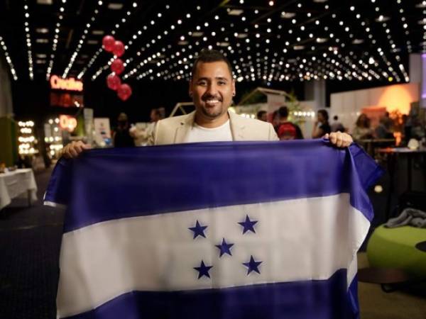 El catracho alzando la bandera de Honduras en el Creative Business Cup en Dinamarca.