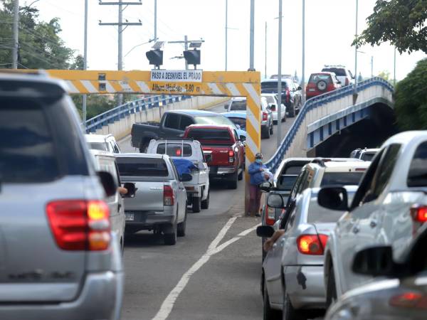 Hay puentes elevados donde todo el día se reporta tráfico debido a que no soportan la cantidad de vehículos.