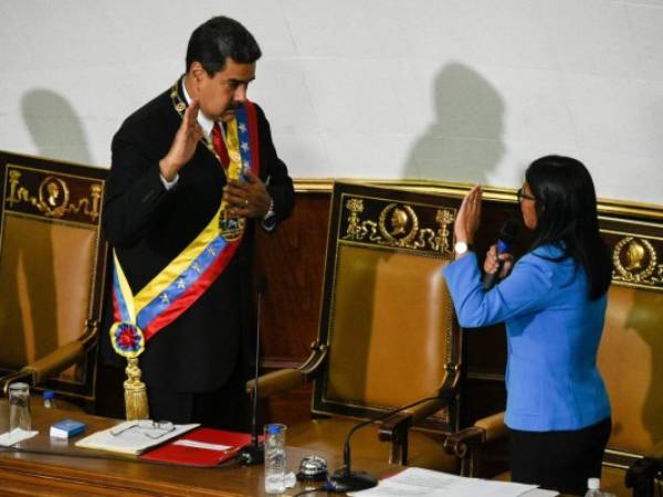 Momento en el que Nicolás Maduro es juramentado por la Asamblea Constituyente como presidente en Venezuela. Foto: Agencia AFP