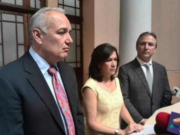 Juan Carlos Paiz, Cynthia Del Águila y Sergio De La Torre, explican los motivos de su renuncia. (Foto Prensa Libre).