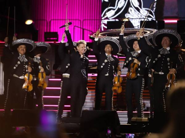 Luis Miguel, el Sol de México, iluminó la capital con su show, baile y sus mejores éxitos durante su paso por Honduras. Estas son las mejores imágenes que dejó el espectacular concierto.