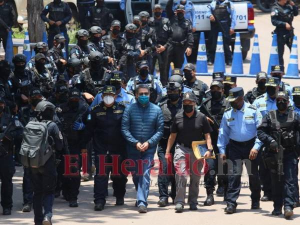 El expresidente Hernández durante su traslado a la Base Aérea Hernán Acosta Mejía.